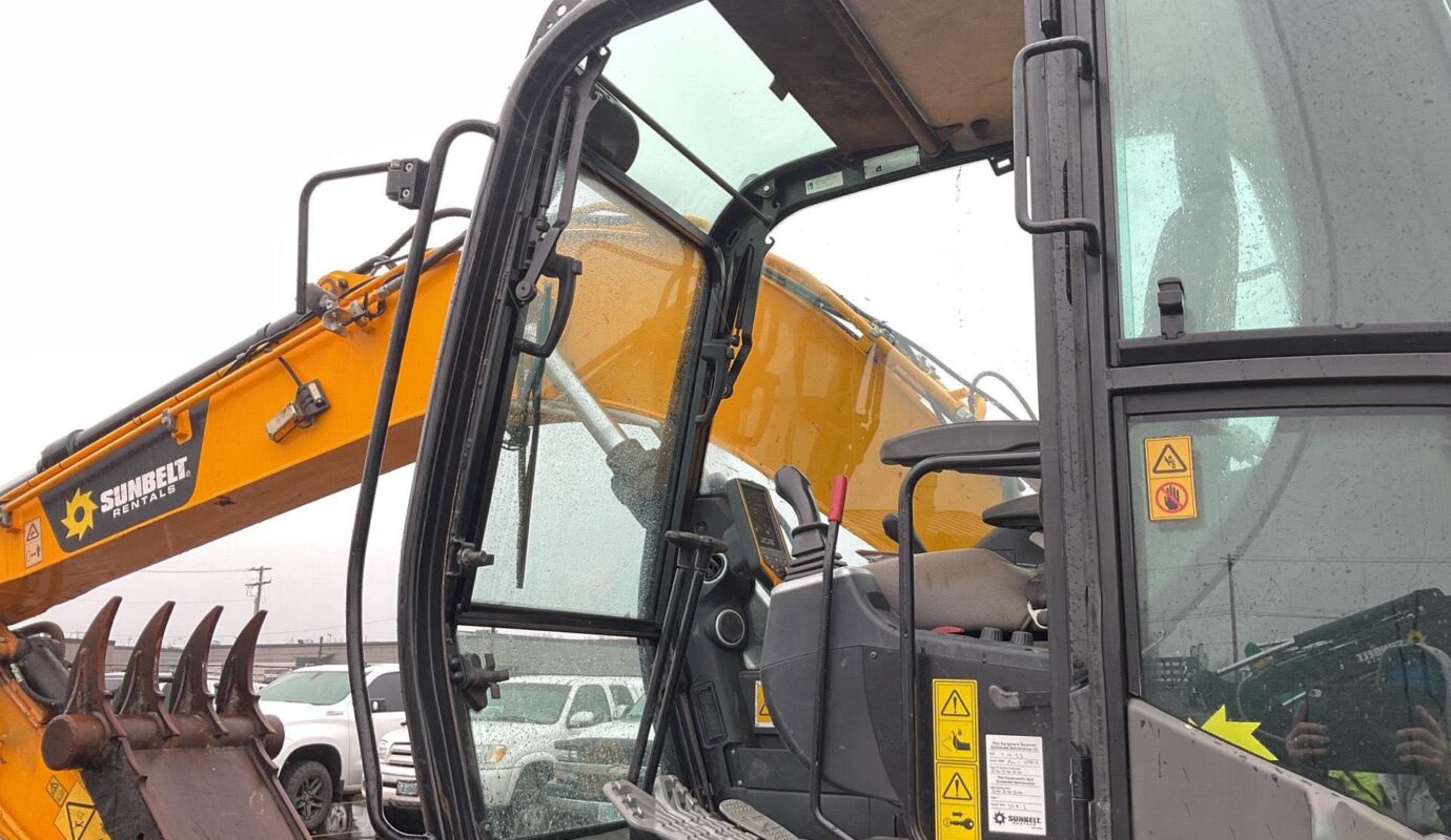 $22,000 – 2017 JCB JS131LC Tracked Excavator