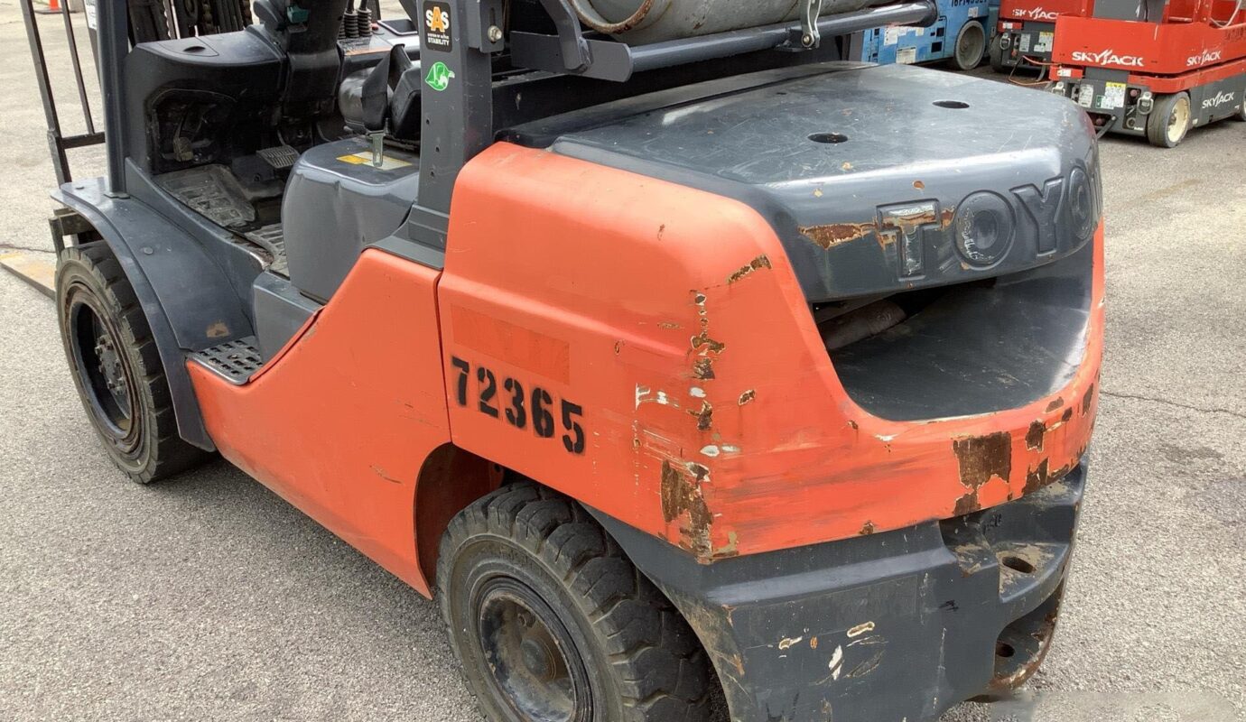 $8,500 – 2022 Toyota 8FGU30 5,550 lb Pneumatic Tire Forklift