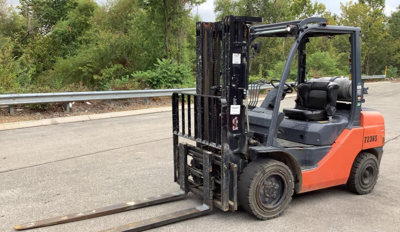 $8,500 – 2022 Toyota 8FGU30 5,550 lb Pneumatic Tire Forklift