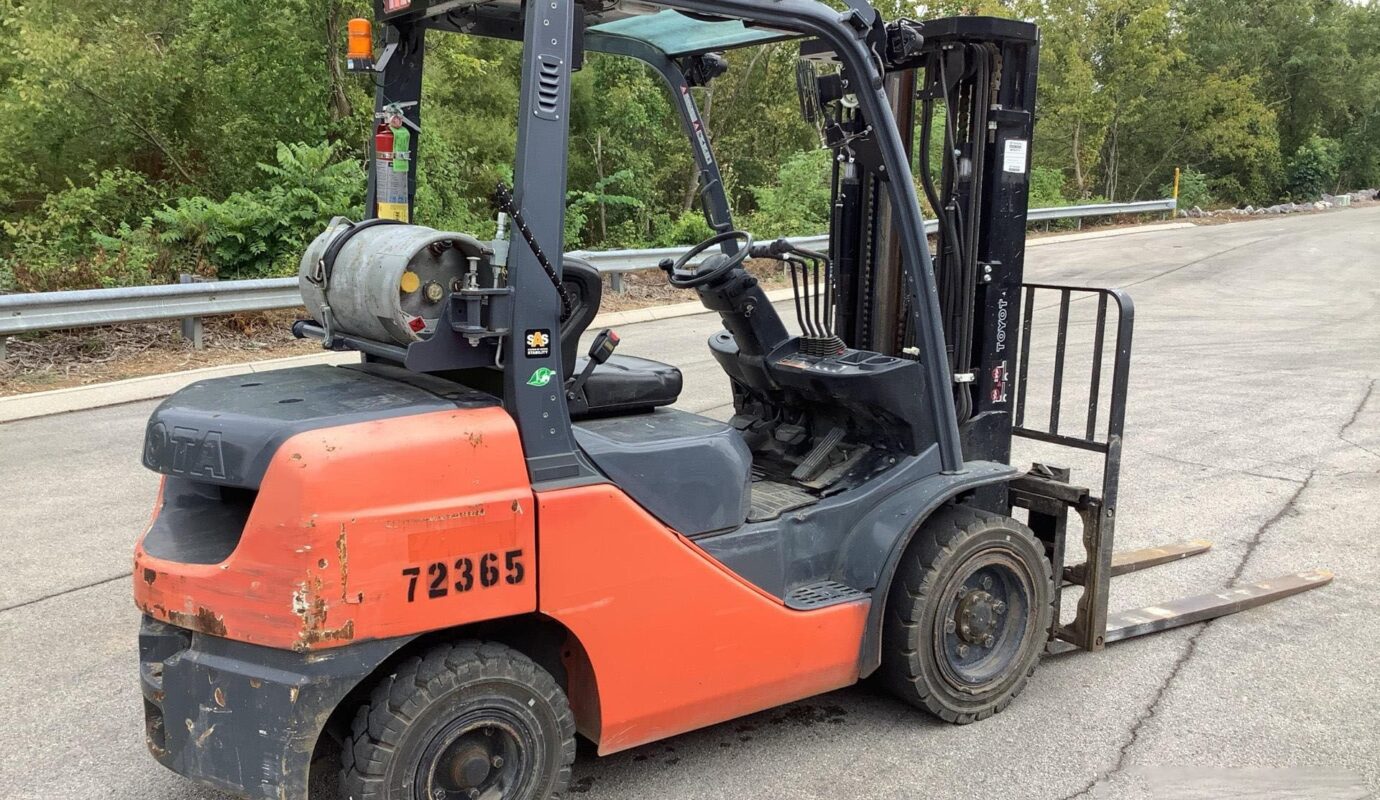 $8,500 – 2022 Toyota 8FGU30 5,550 lb Pneumatic Tire Forklift